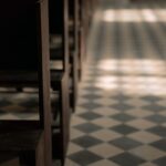 Czym przykleić brodzik do posadzki